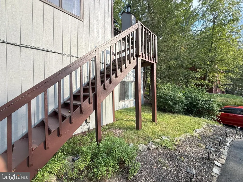 6271 DECKER ROAD Bushkill, PA 18324