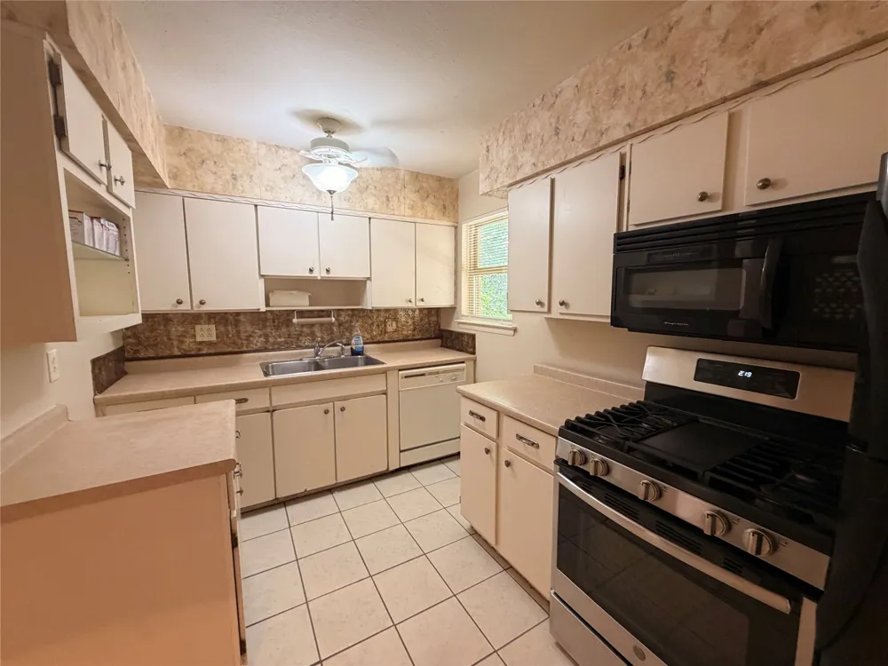 825 Bryan Drive Bedford, TX 76022