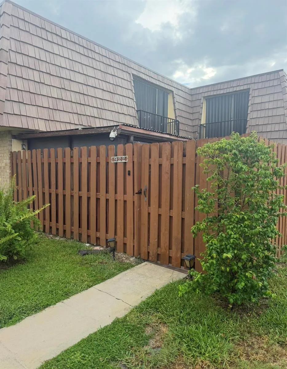 922 Springdale Circle Palm Springs, FL 33461