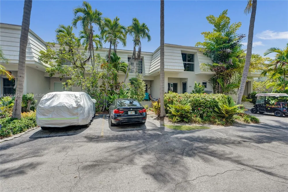 224 Sea View Dr #104 Key Biscayne, FL 33149