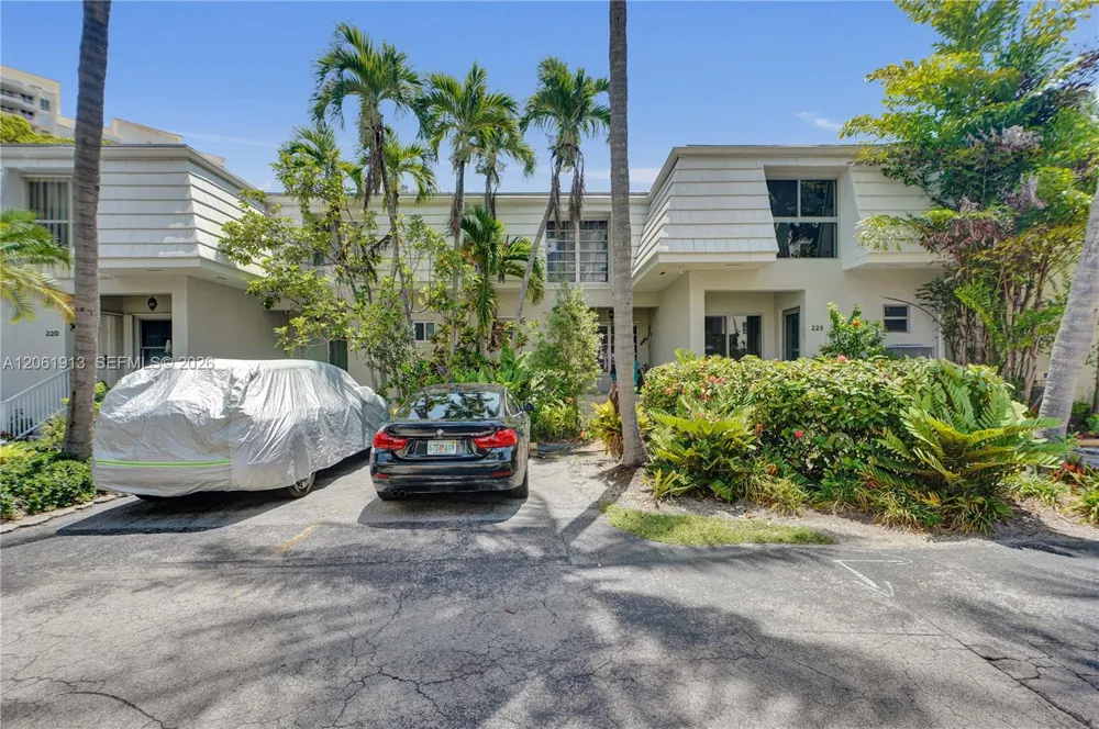 224 Sea View Dr #104 Key Biscayne, FL 33149