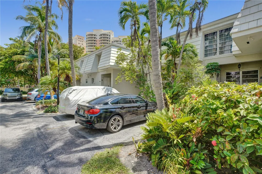 224 Sea View Dr #104 Key Biscayne, FL 33149