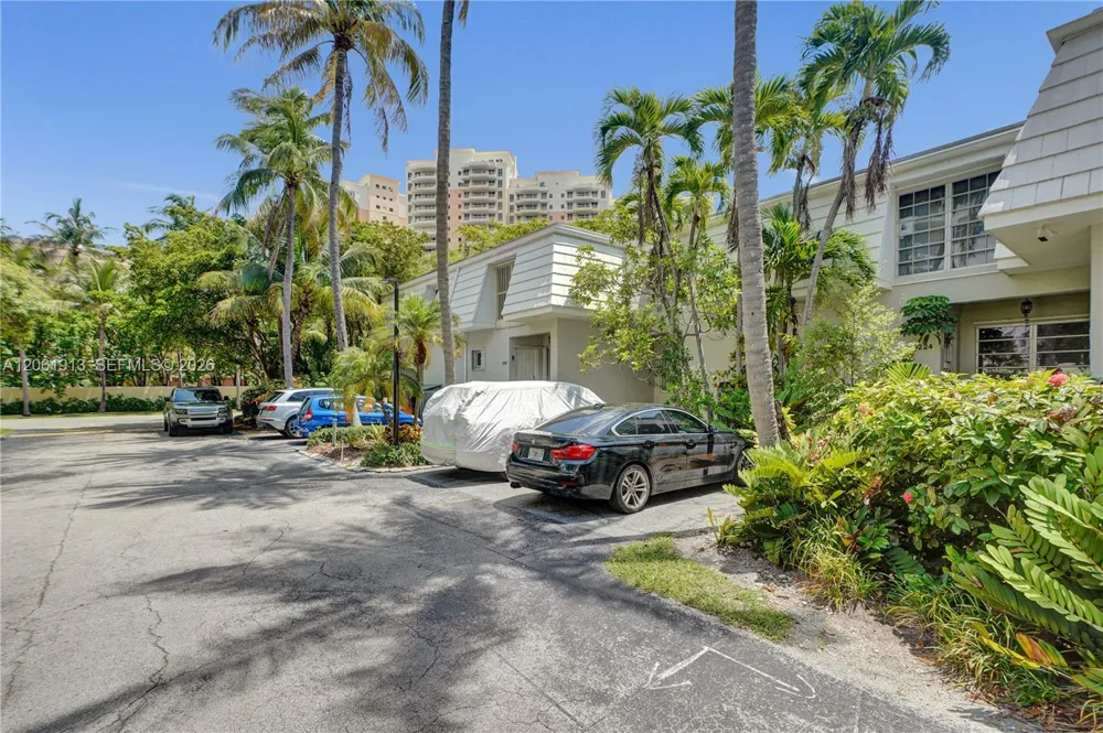 224 Sea View Dr #104 Key Biscayne, FL 33149