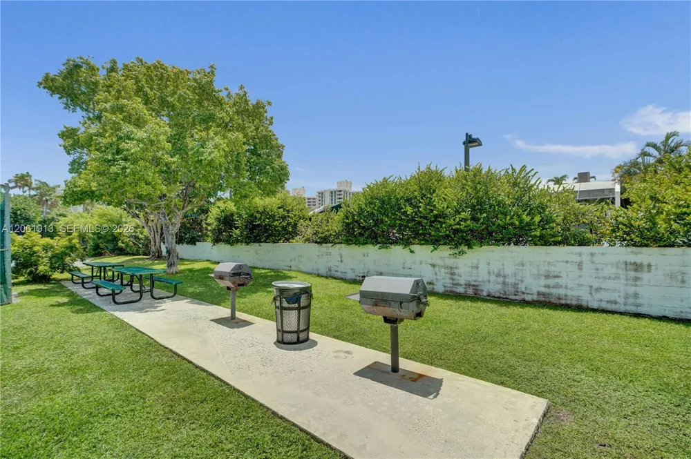 224 Sea View Dr #104 Key Biscayne, FL 33149