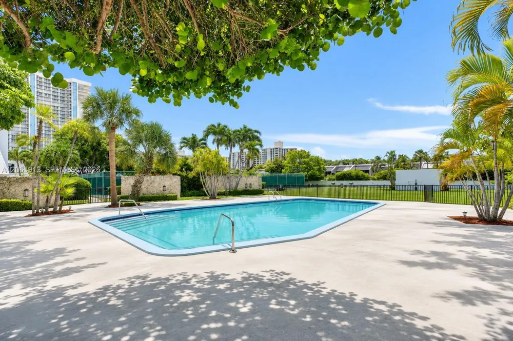 224 Sea View Dr #104 Key Biscayne, FL 33149