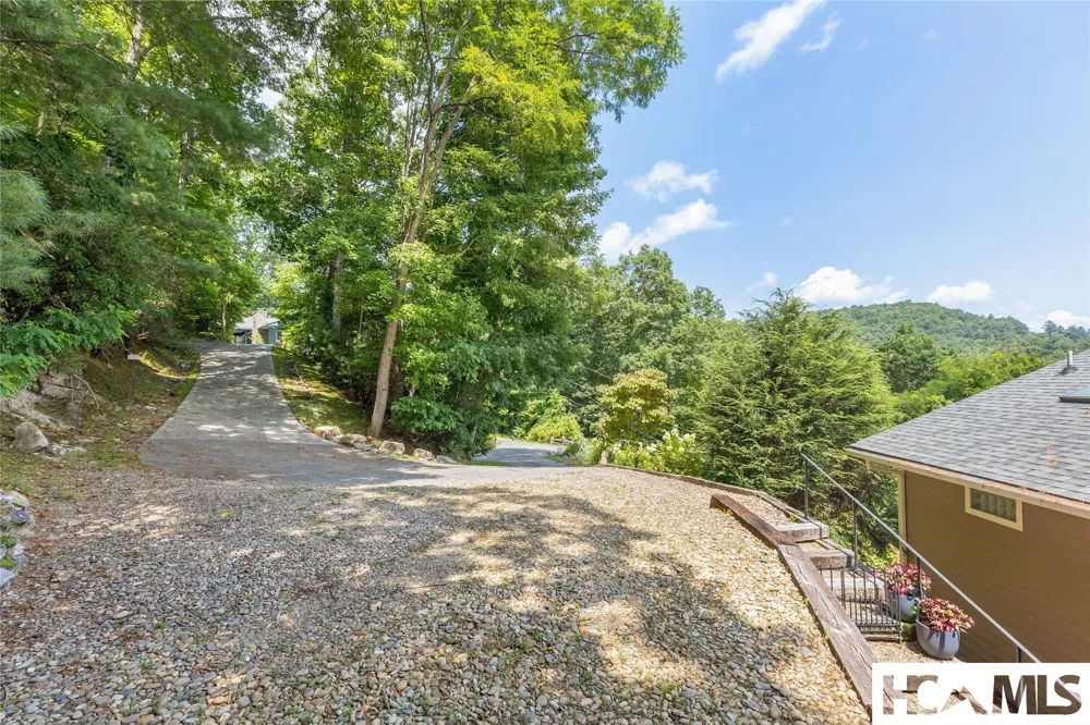 129 Wisteria Way Glenville, NC 28736