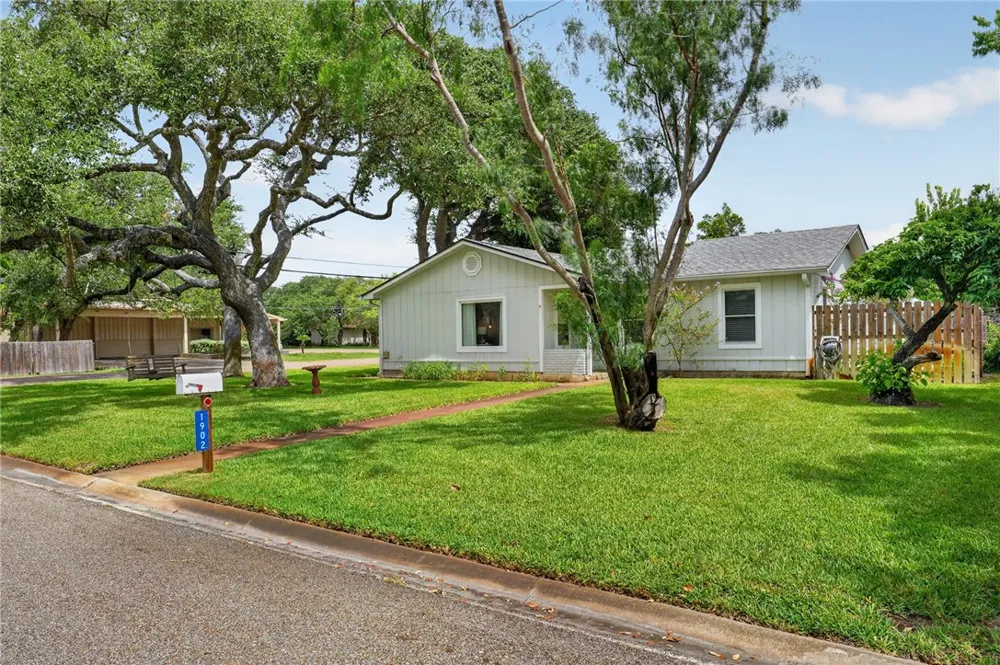 1902 Glass Avenue Rockport, TX 78382