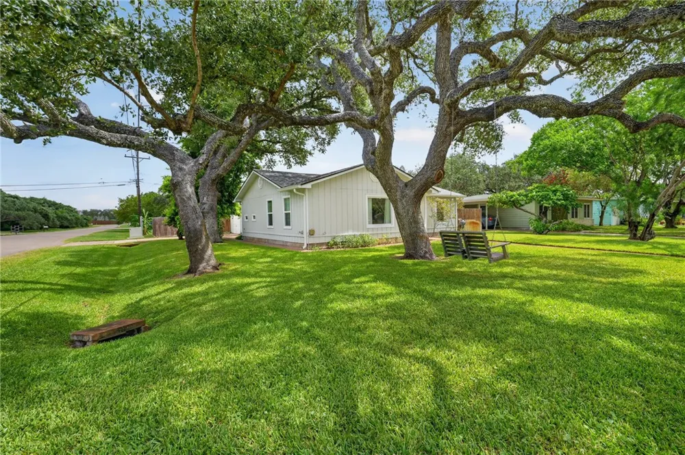 1902 Glass Avenue Rockport, TX 78382