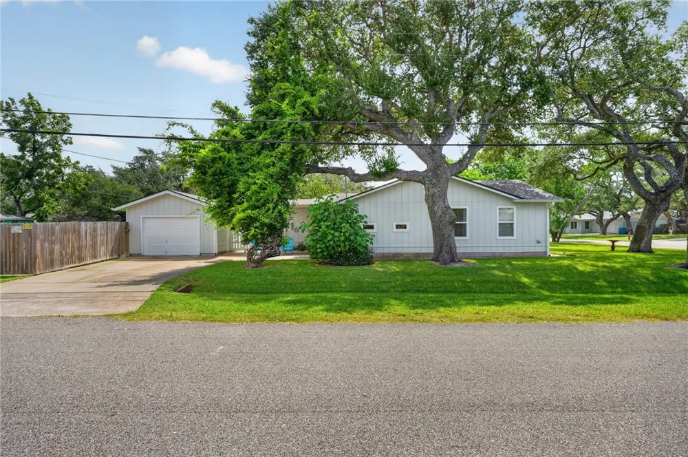 1902 Glass Avenue Rockport, TX 78382