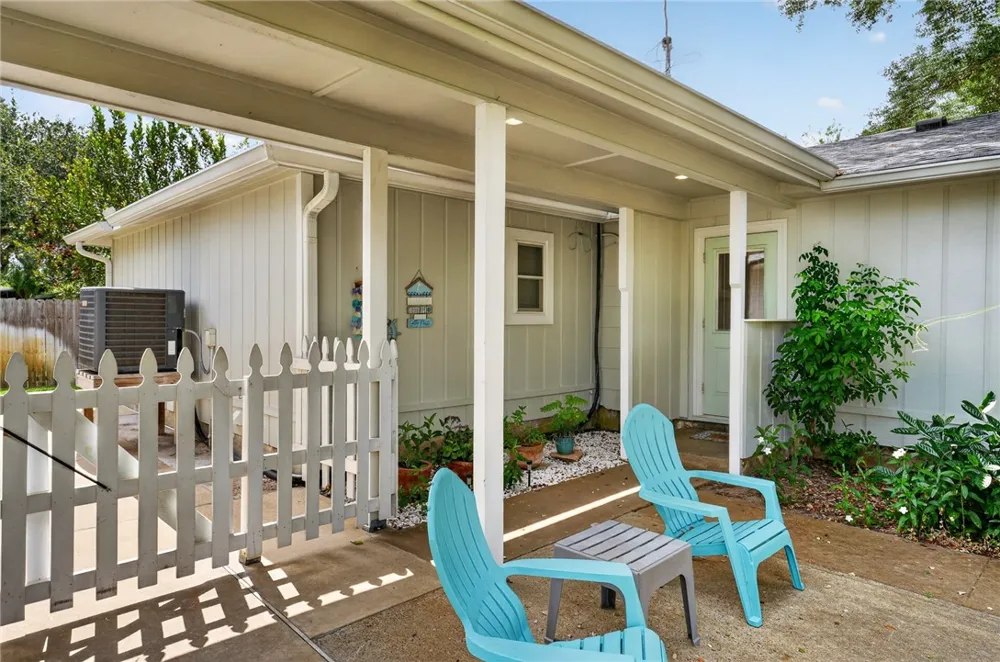 1902 Glass Avenue Rockport, TX 78382