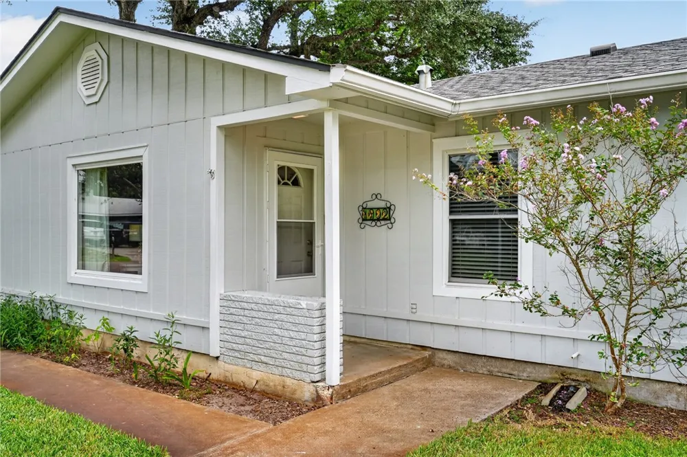 1902 Glass Avenue Rockport, TX 78382