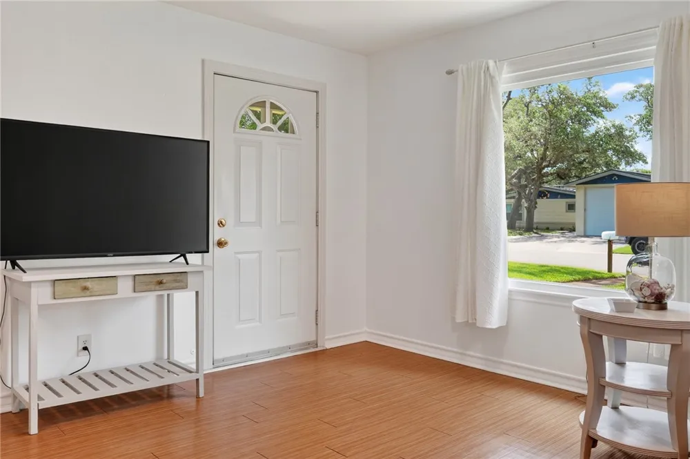 1902 Glass Avenue Rockport, TX 78382