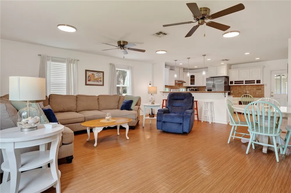 1902 Glass Avenue Rockport, TX 78382