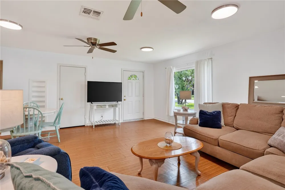 1902 Glass Avenue Rockport, TX 78382