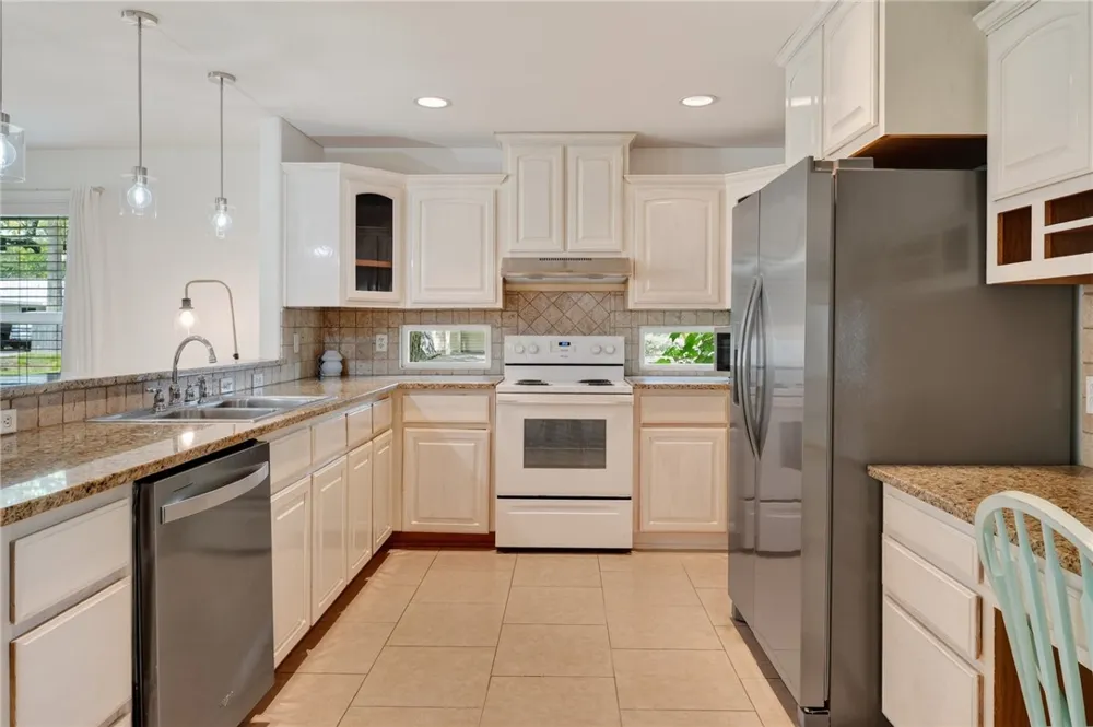 1902 Glass Avenue Rockport, TX 78382