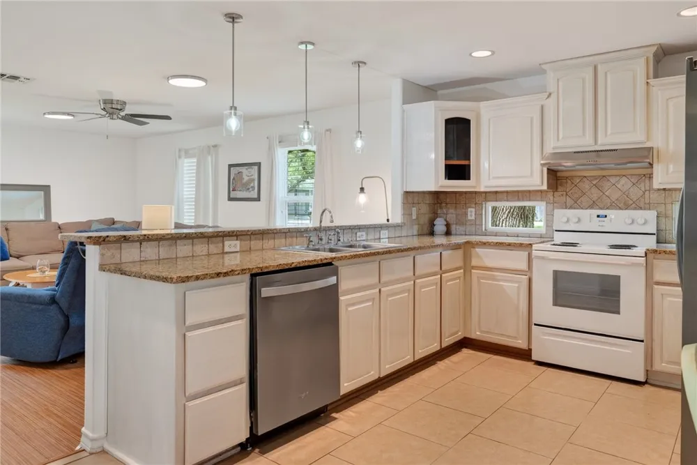 1902 Glass Avenue Rockport, TX 78382