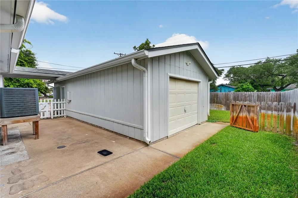 1902 Glass Avenue Rockport, TX 78382