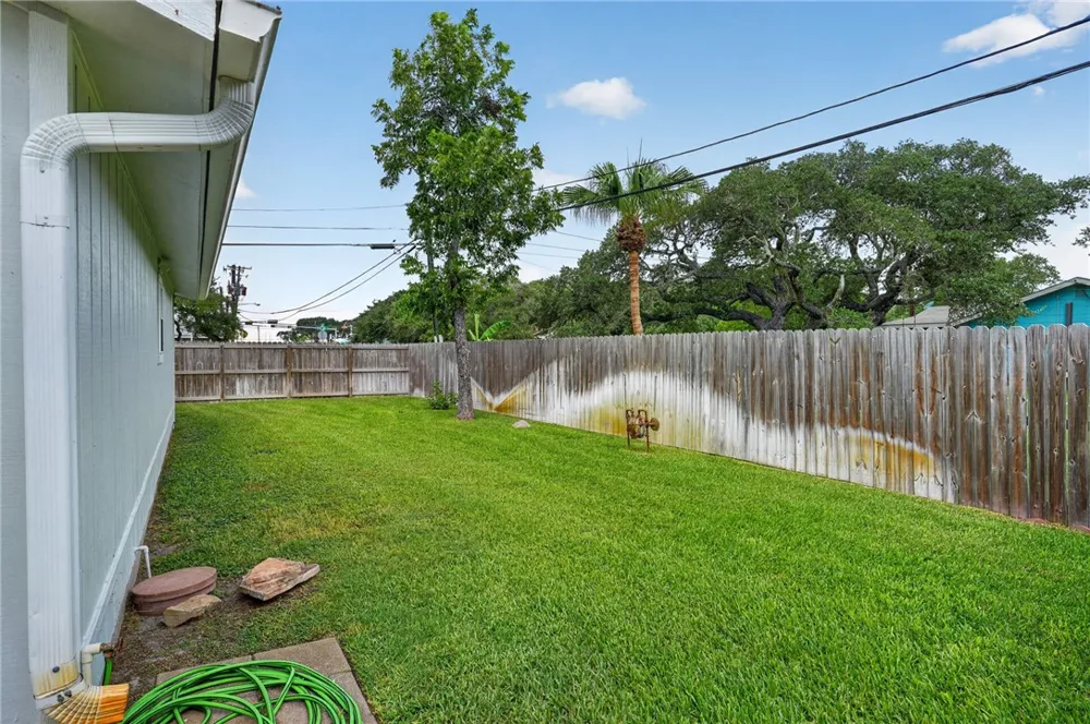 1902 Glass Avenue Rockport, TX 78382