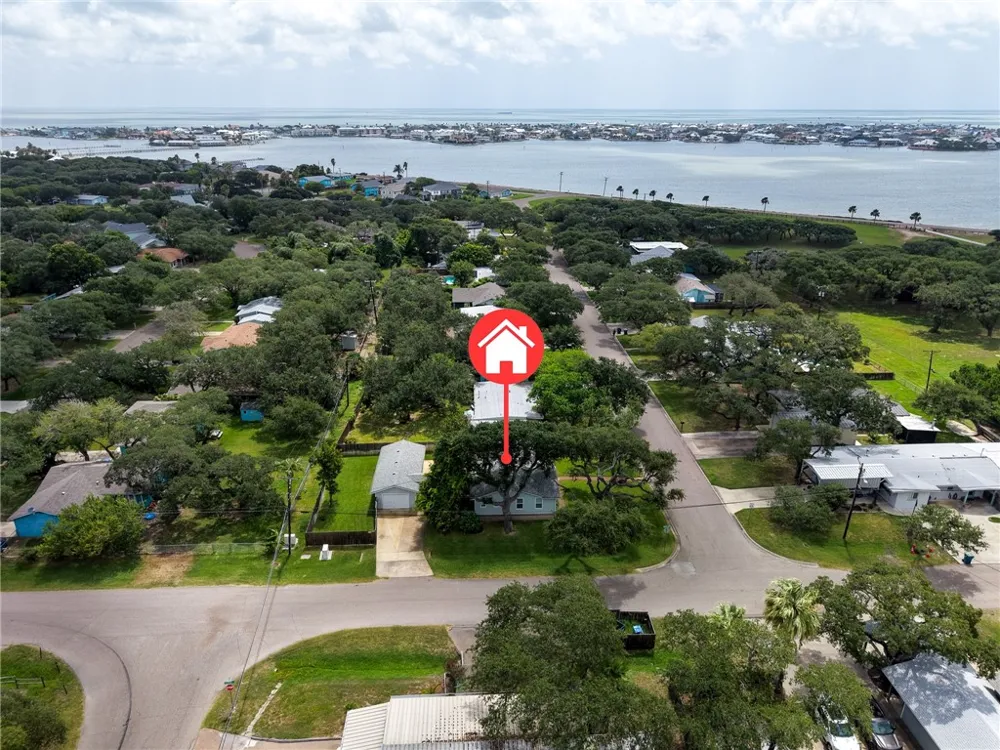 1902 Glass Avenue Rockport, TX 78382