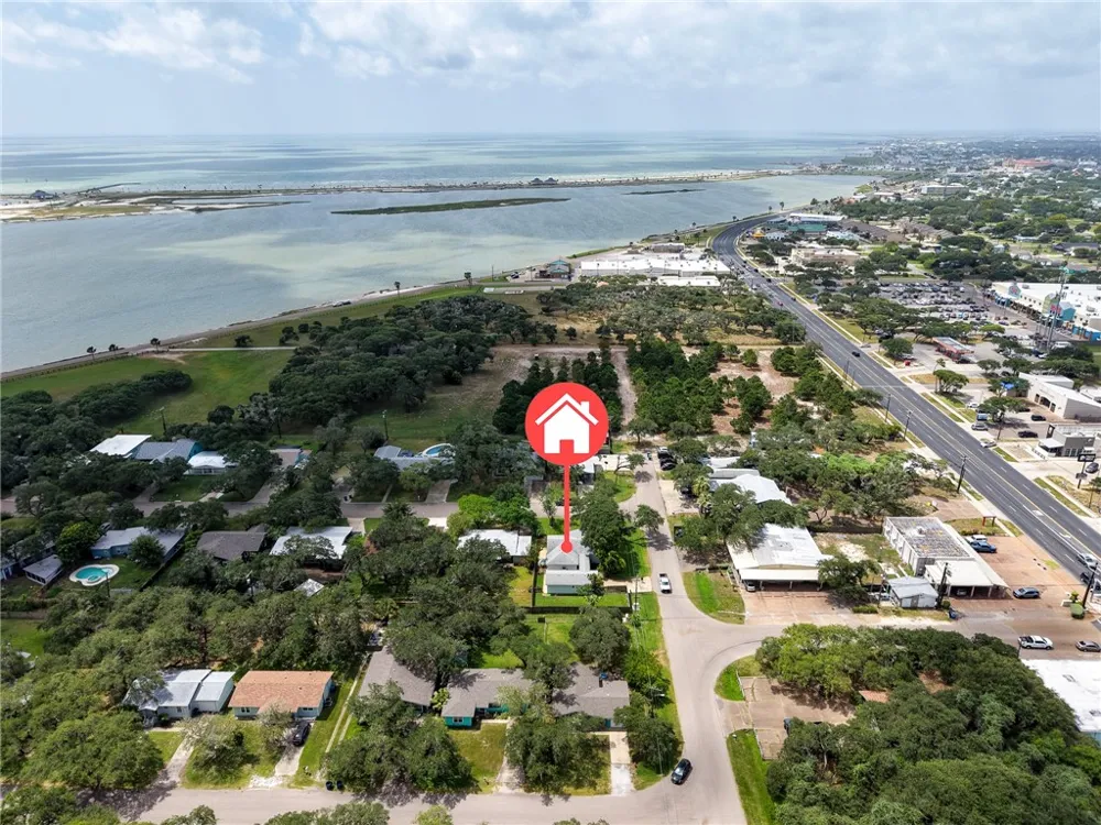 1902 Glass Avenue Rockport, TX 78382