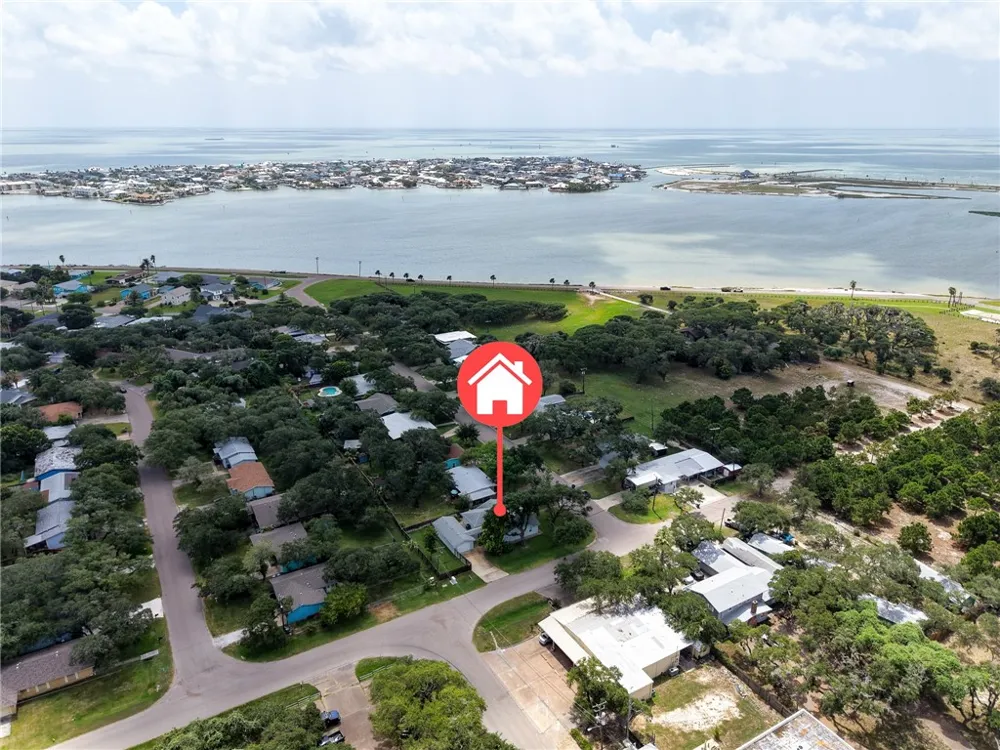 1902 Glass Avenue Rockport, TX 78382