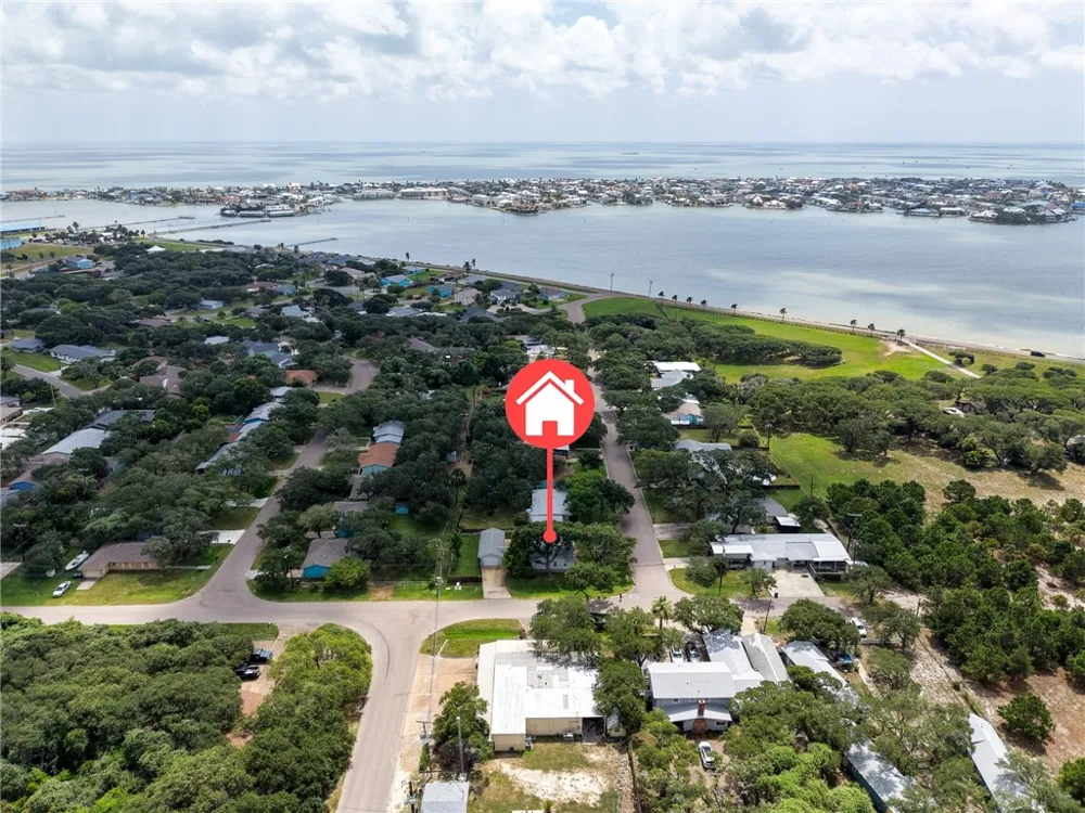 1902 Glass Avenue Rockport, TX 78382