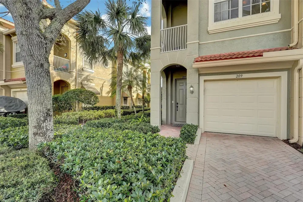 4941 BONSAI CIRCLE #209 Palm Beach Gardens, FL 33418