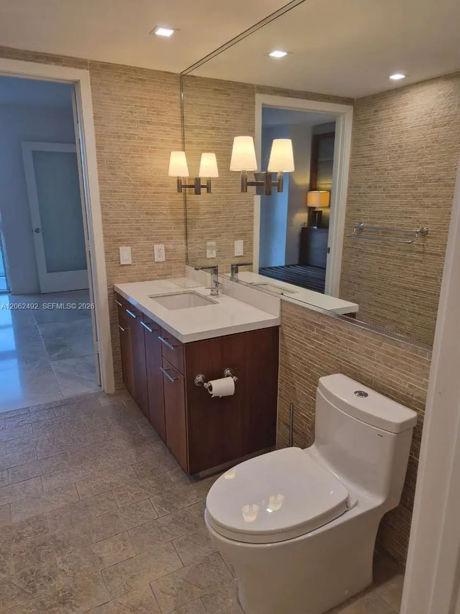 50 Biscayne Blvd #804 Miami, FL 33132