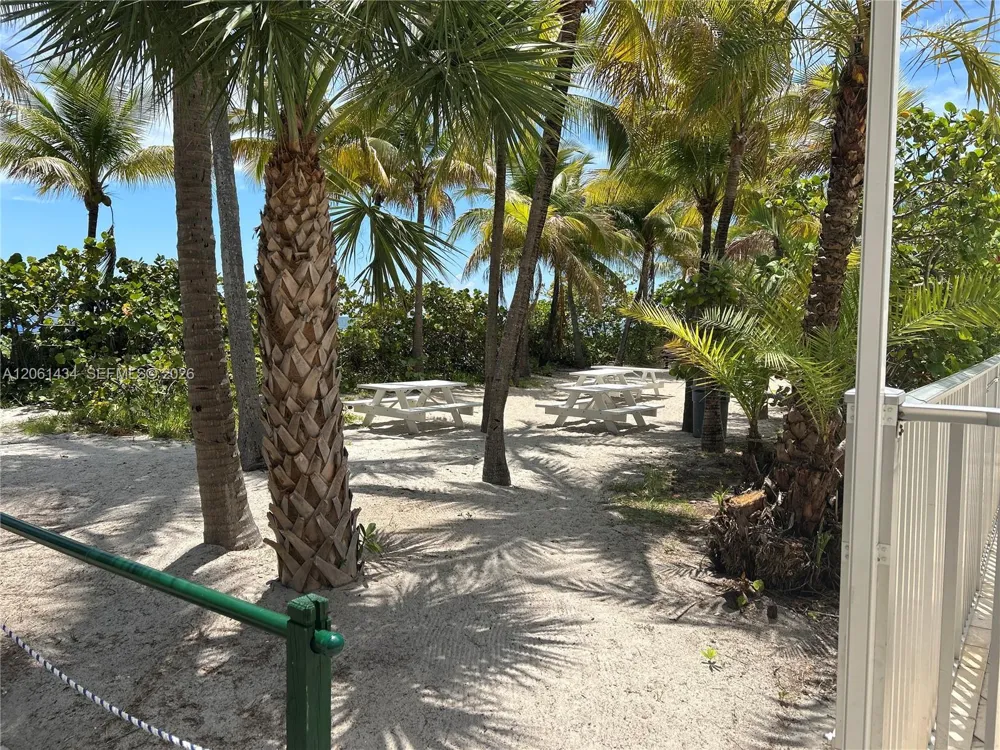 881 Ocean Dr #TH3 Key Biscayne, FL 33149