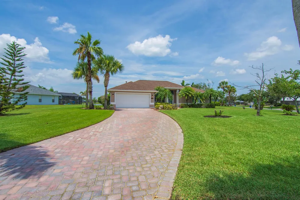 1025 SOUTHLAKES WAY SW Vero Beach, FL 32968
