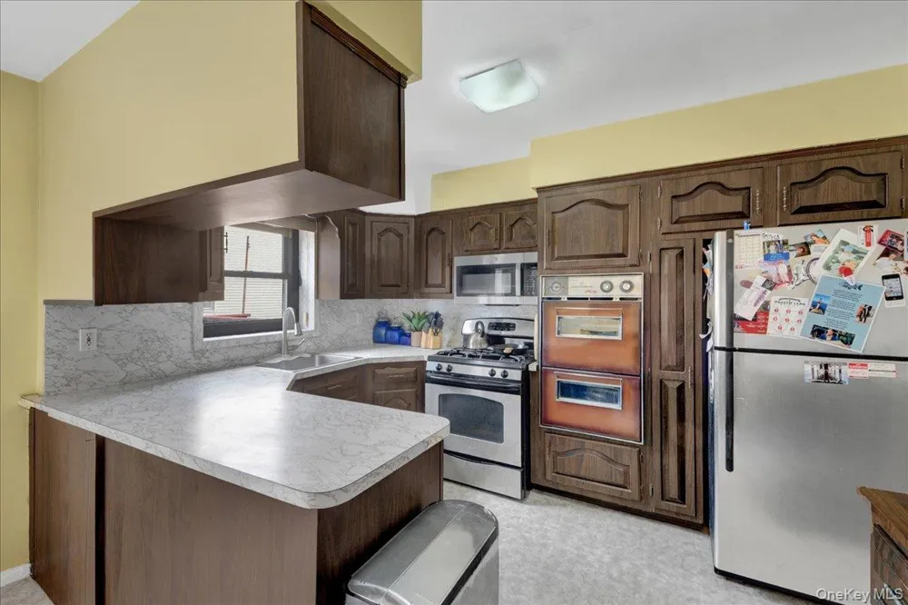 3015 Waterbury Avenue Bronx, NY 10461