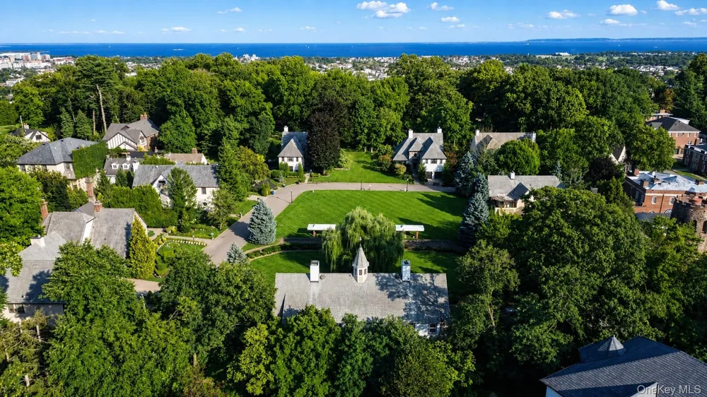 79 Flagg Court Staten Island, NY 10304
