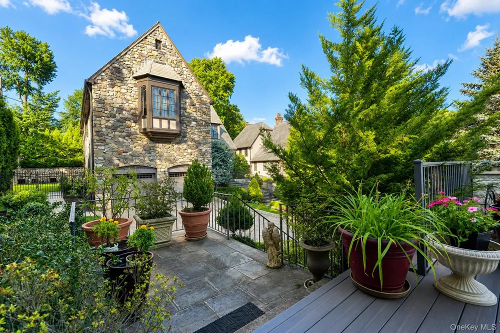 79 Flagg Court Staten Island, NY 10304