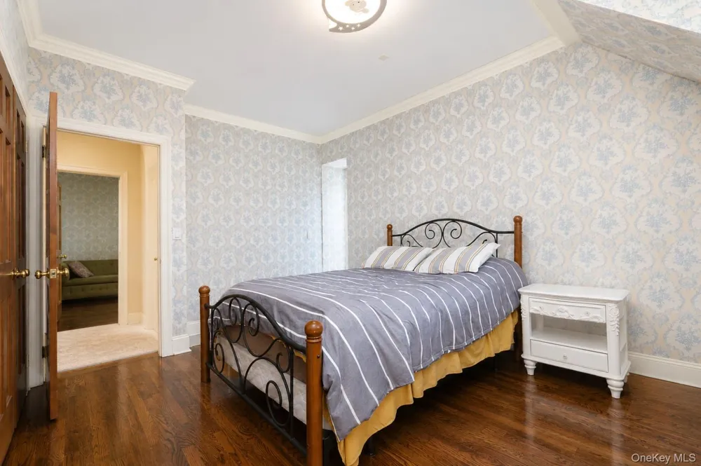 79 Flagg Court Staten Island, NY 10304