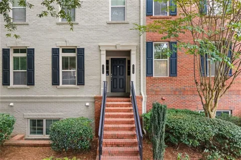 2704 Wander Lane