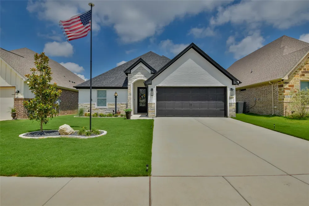 1453 Highland Park Circle Granbury, TX 76048