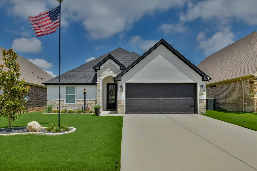 1453 Highland Park Circle Granbury, TX 76048