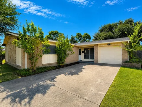 907 Greenbriar Lane