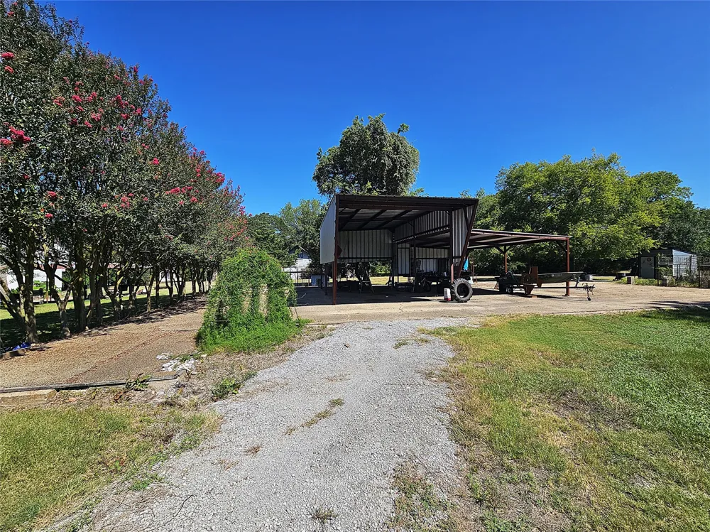 1105 Fm 39 S Donie, TX 75838