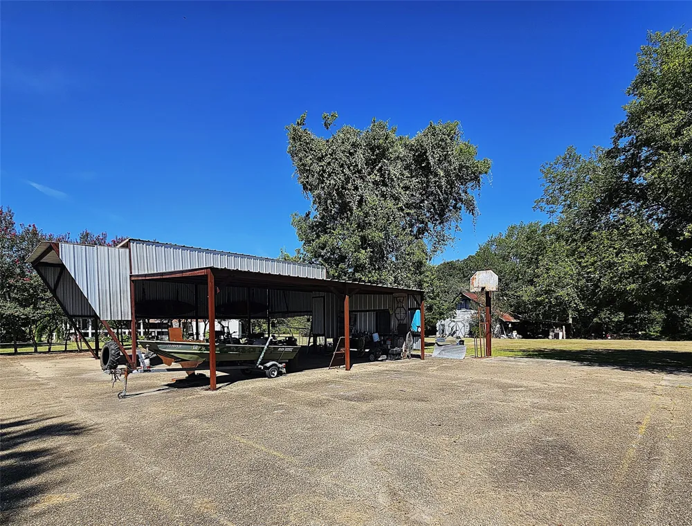 1105 Fm 39 S Donie, TX 75838
