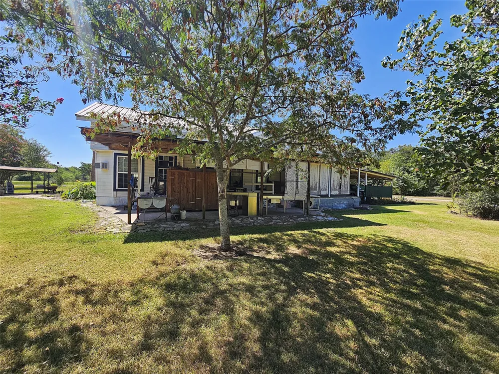 1105 Fm 39 S Donie, TX 75838