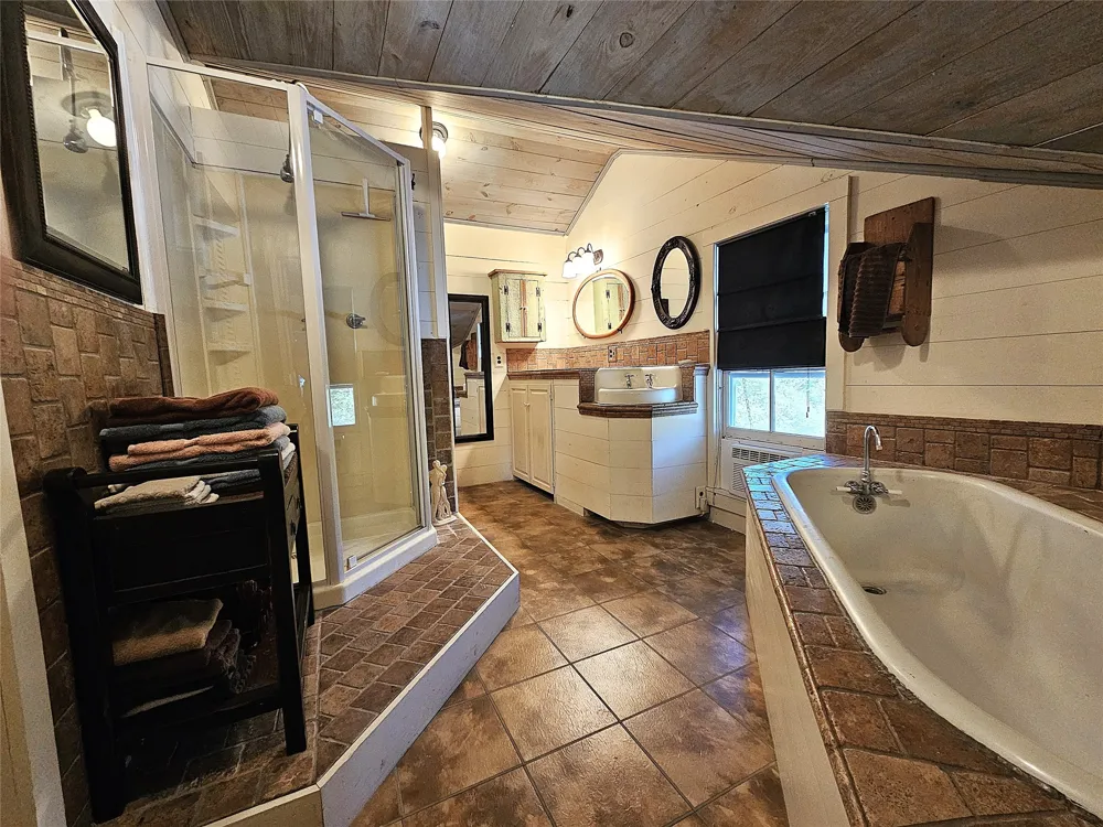 1105 Fm 39 S Donie, TX 75838