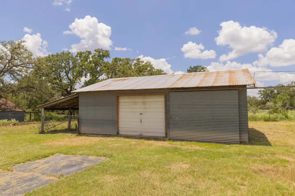 1130 County Road 1g Hallettsville, TX 77964