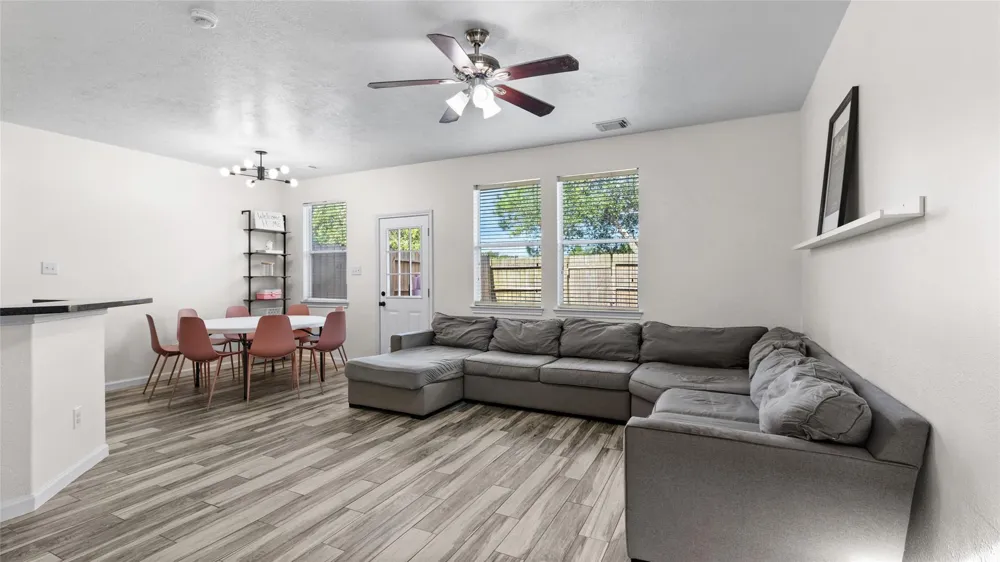 417 Folk Crest Lane Dickinson, TX 77539