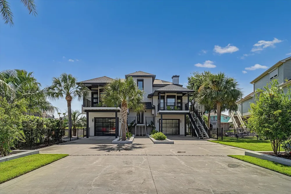 1047 Long Reach Drive Tiki Island, TX 77554