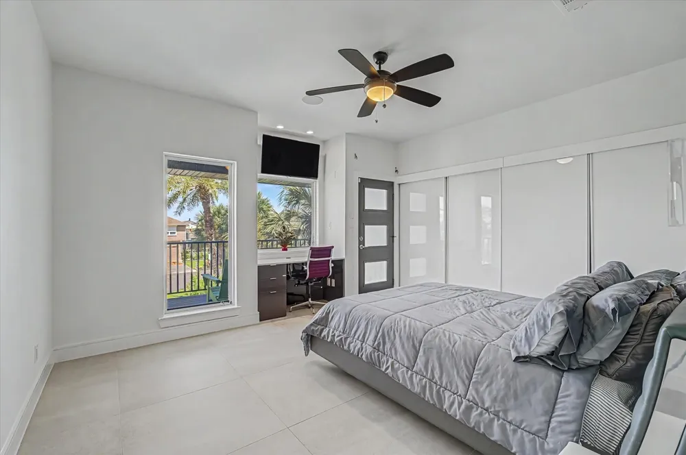 1047 Long Reach Drive Tiki Island, TX 77554
