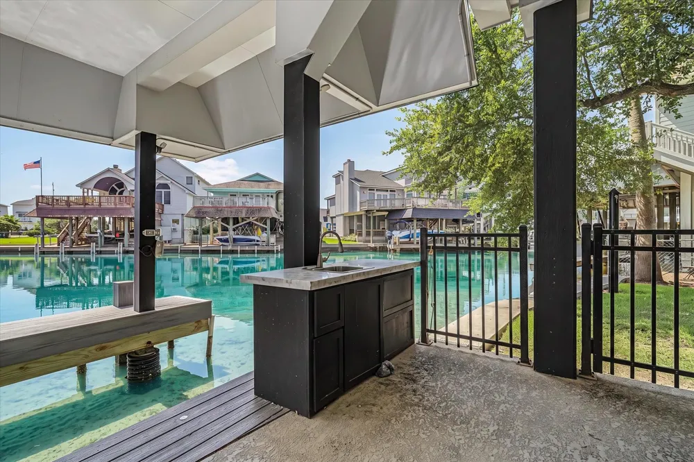 1047 Long Reach Drive Tiki Island, TX 77554