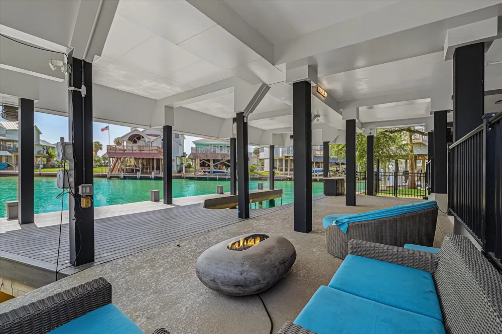 1047 Long Reach Drive Tiki Island, TX 77554