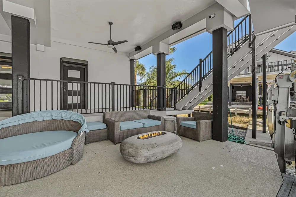 1047 Long Reach Drive Tiki Island, TX 77554