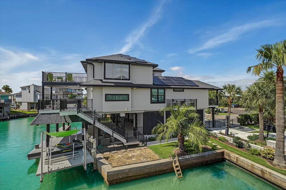 1047 Long Reach Drive Tiki Island, TX 77554